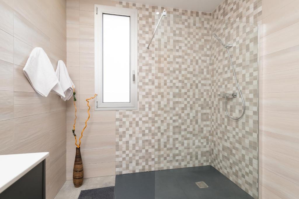 A bathroom at Villa Albaimar with swimming pool and garden