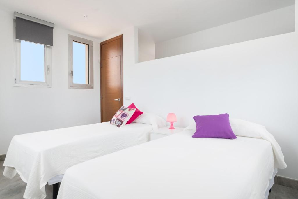 A bed or beds in a room at Villa Albaimar with swimming pool and garden