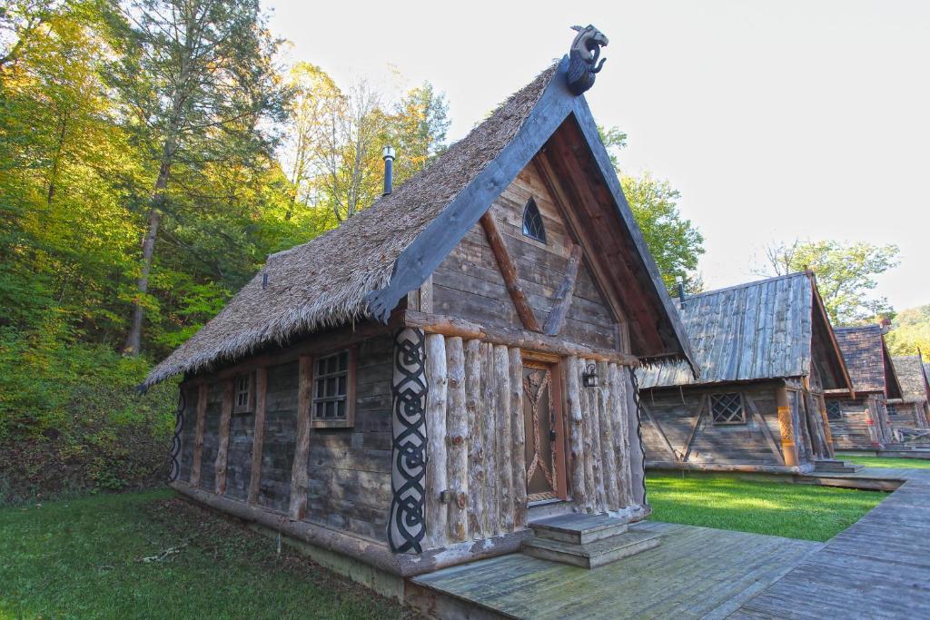 Cette cabane en rondins est dotée d'un toit de chaume. dans l'établissement Vikings Villages Resort, à Guilford