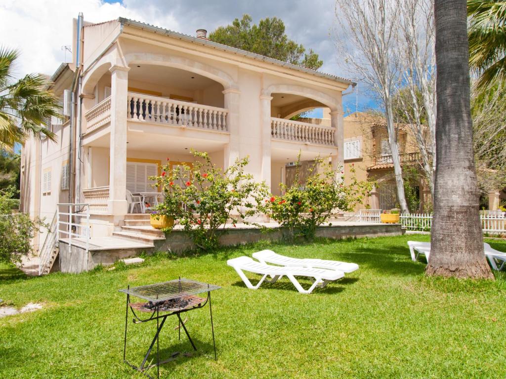 Vonkajšia záhrada v ubytovaní Apartment Countess Attic 2-3, Sun of the Bay Vidalba 3, at Alcudia Beach