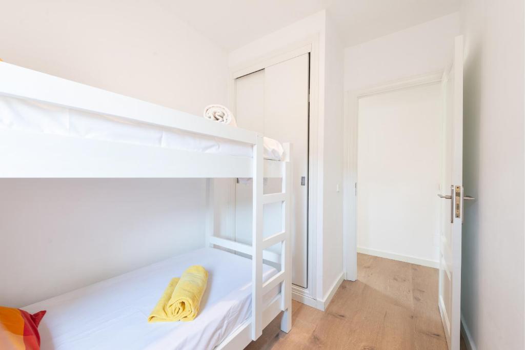 Posteľ alebo postele v izbe v ubytovaní Apartment Countess Attic 2-3, Sun of the Bay Vidalba 3, at Alcudia Beach