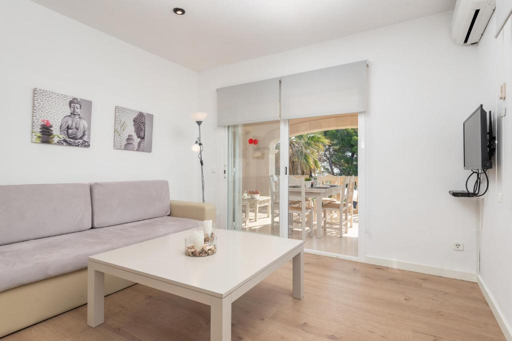 Televízia a/alebo spoločenská miestnosť v ubytovaní Apartment Countess Attic 2-3, Sun of the Bay Vidalba 3, at Alcudia Beach