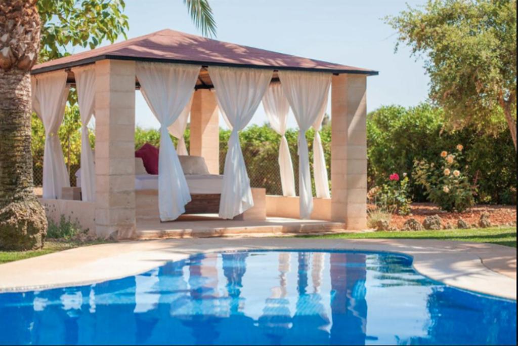 The swimming pool at or close to Can Rovey, pool and gardens in Inca