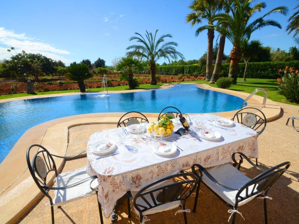 The swimming pool at or close to Can Rovey, pool and gardens in Inca