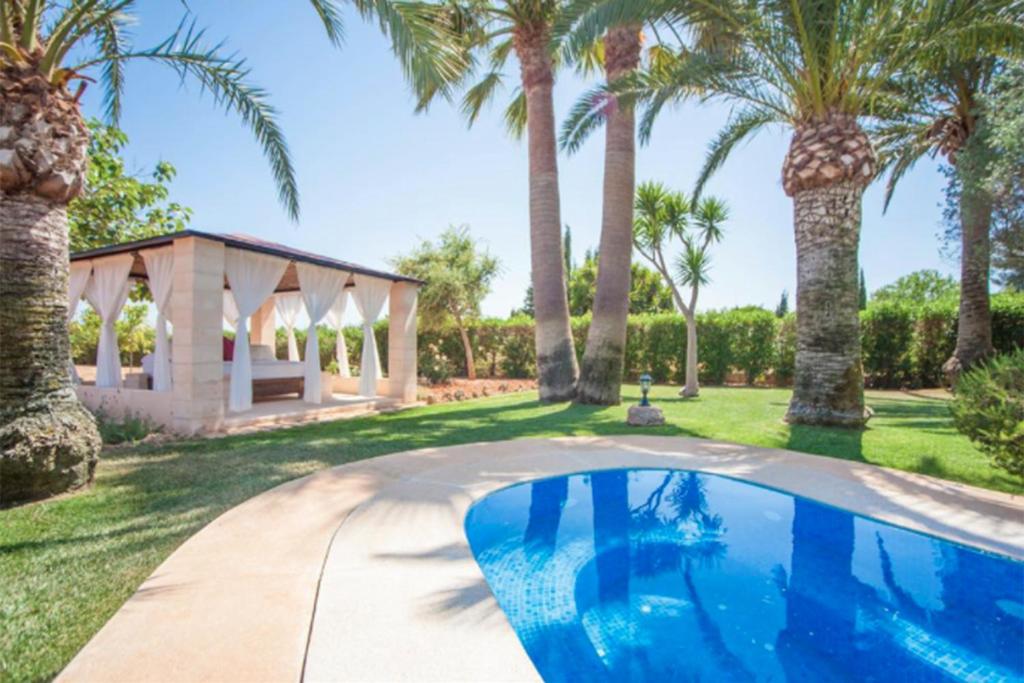 The swimming pool at or close to Can Rovey, pool and gardens in Inca