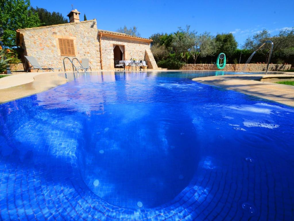 The swimming pool at or close to Can Rovey, pool and gardens in Inca