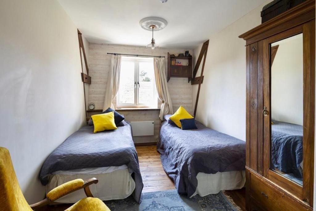Una cama o camas en una habitaci&oacute;n de Glatigny Farmhouse - close to beach - proche de la plage