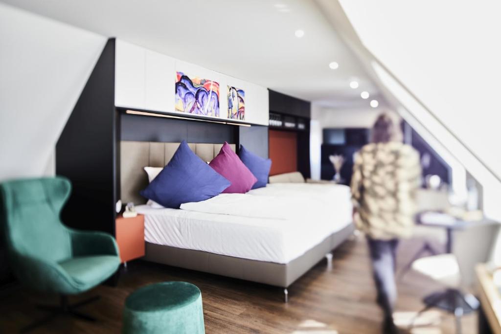 Postel nebo postele na pokoji v ubytování Design- und Kunsthotel München