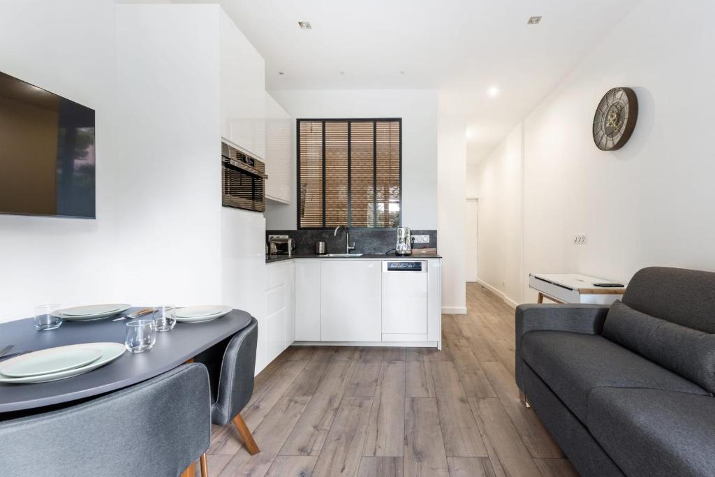 un salon avec un canapé et une table dans l'établissement Appartement Marble - Welkeys, à Nice