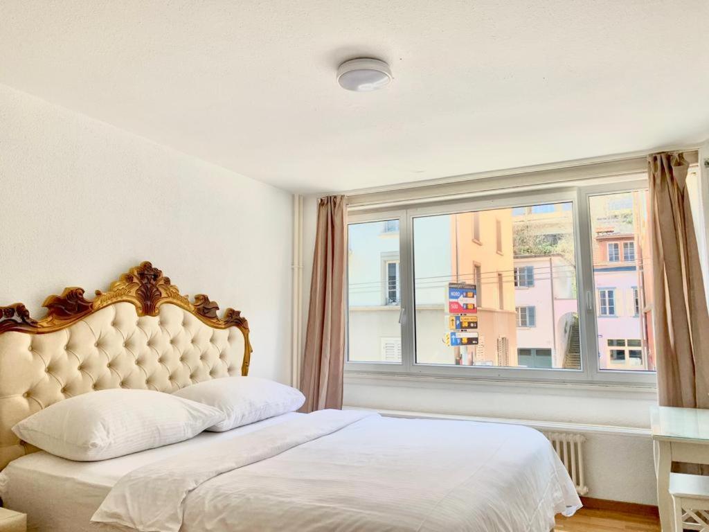 sypialnia z łóżkiem i dużym oknem w obiekcie City Apartment - close to town - by PA w Lucernie