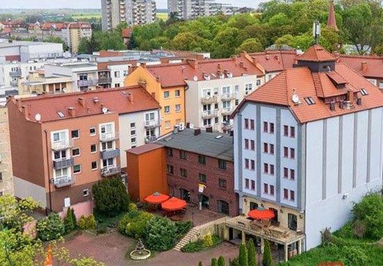 una vista aérea de una ciudad con edificios en Hotel Spichlerz en Stargard