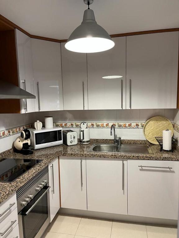 Kuchyň nebo kuchyňský kout v ubytování Flamingo Apartment Coto Real La Duquesa