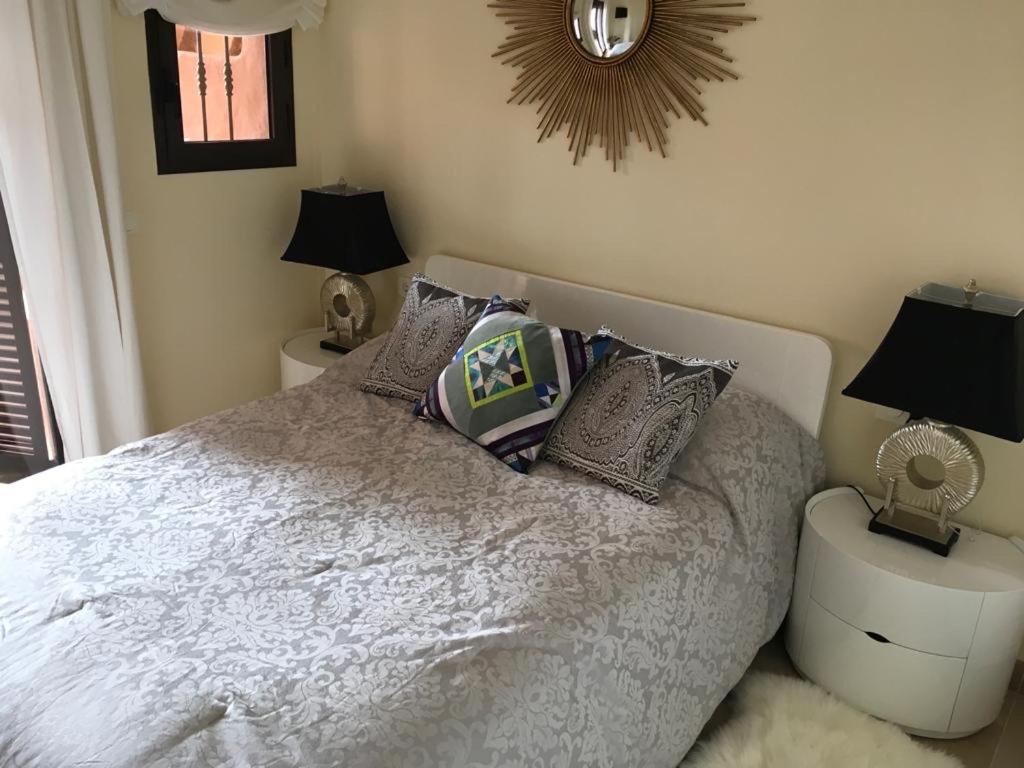 Postel nebo postele na pokoji v ubytování Flamingo Apartment Coto Real La Duquesa