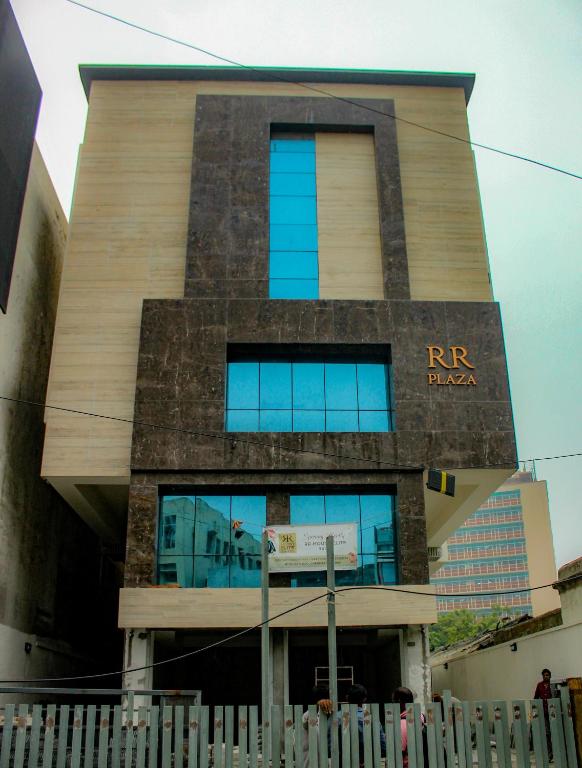 un edificio con una valla delante en RR Mount Elite Suites, en Chennai