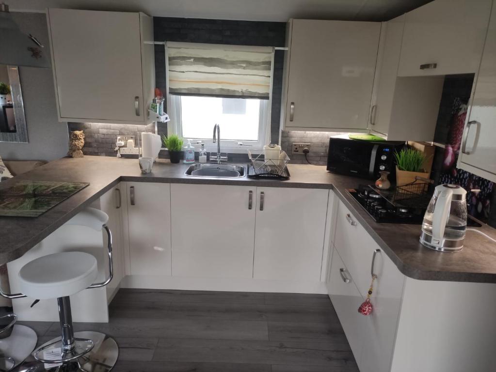 Kuchyň nebo kuchyňský kout v ubytování "Dew Drop Inn"