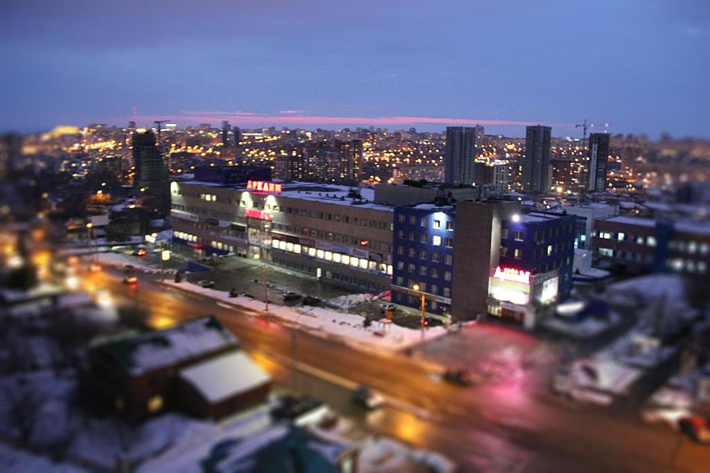 ウファにあるLux by Expo Center (ВДНХ)の夜の街
