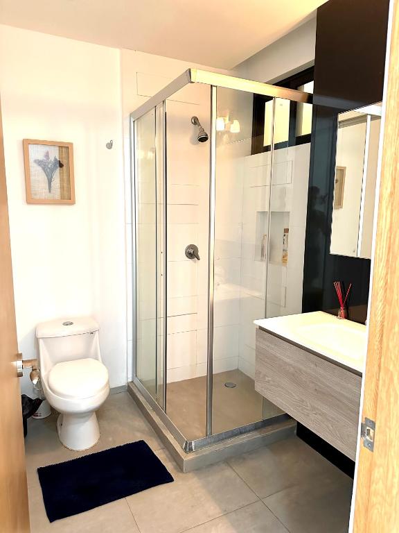 Bagno di The City Condos by Menesse