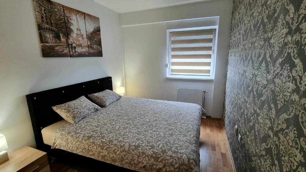 A bed or beds in a room at Apartman Court Prijedor