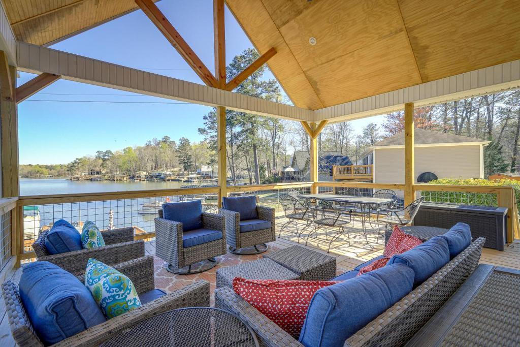 un gran porche acristalado con sofás, sillas y una mesa en Georgia Vacation Rental on Jackson Lake with Dock, en Jackson
