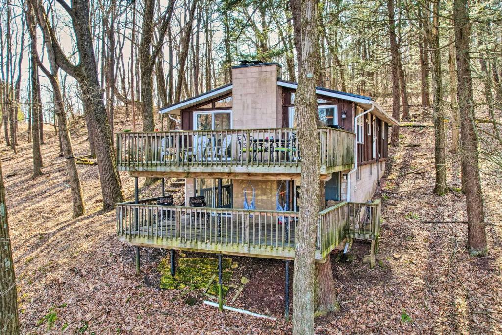 une cabane dans les arbres au milieu des bois dans l'établissement Unplugged Mountain Retreat with Porch Swings!, 