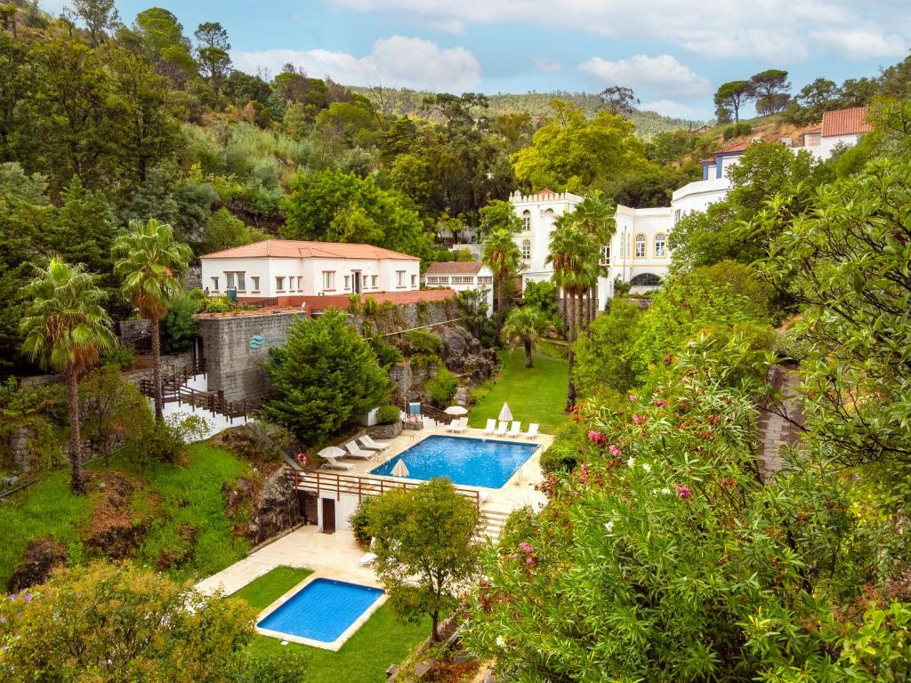 - une vue aérienne sur une maison avec une piscine dans l'établissement Villa Termal Monchique - Hotel Central - by Unlock Hotels, à Monchique