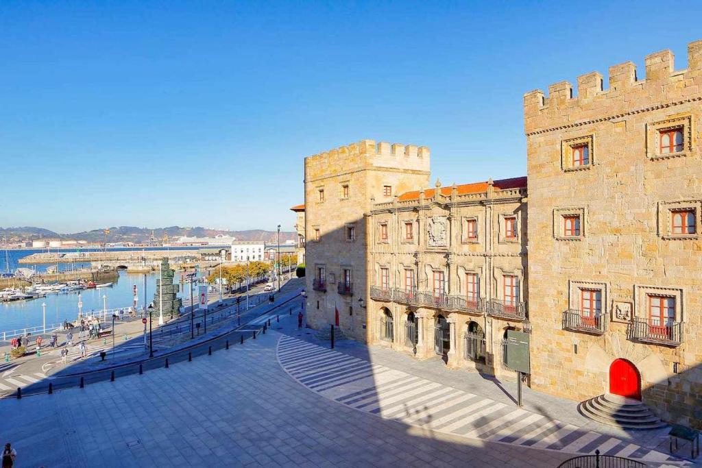 - une vue sur un bâtiment à côté de l'eau dans l'établissement Apartamento Puerto Deportivo, à Gijón