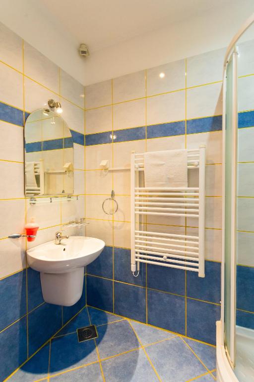 Ванная комната в Double Room Lukre with city view