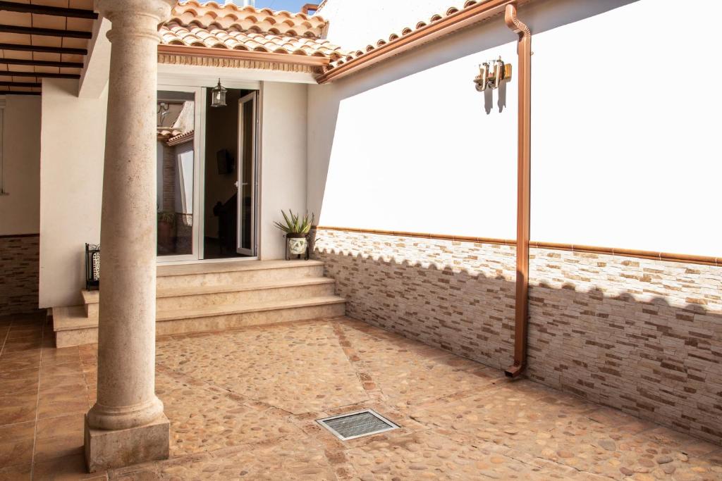 ganek domu z filarem w obiekcie Casa Rural Los Eneares w mieście Ossa de Montiel