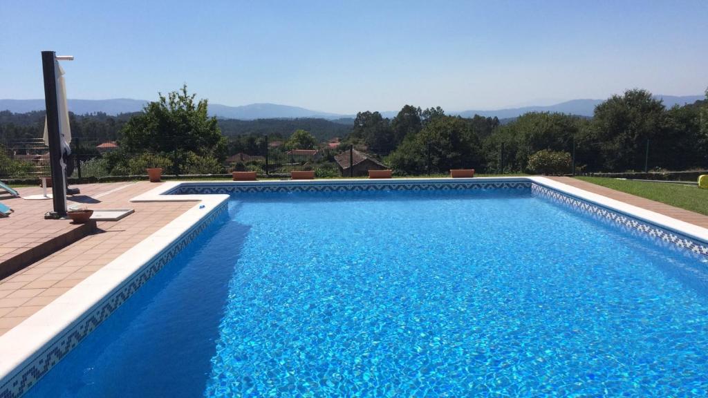 ein großer Pool mit blauem Wasser in der Unterkunft Casa da Viña 