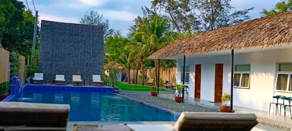 Sundlaugin á Sunset Villas Palauig Zambales eða í nágrenninu
