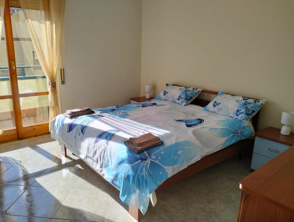 a bedroom with a large bed with blue flowers on it at Superbe Appartement de 5 pièces avec 3 grandes chambres situé dans un jolie village in Montefalcione