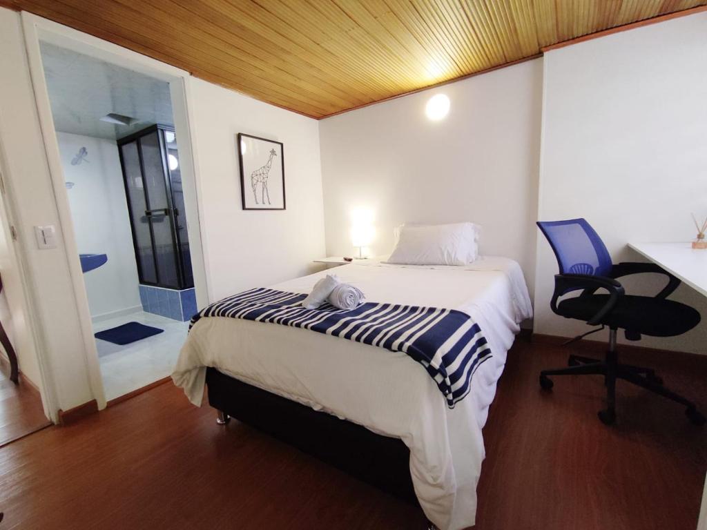 a bedroom with a bed and a desk and a chair at Habitación 4 independiente con baño privado Unicentro in Bogotá