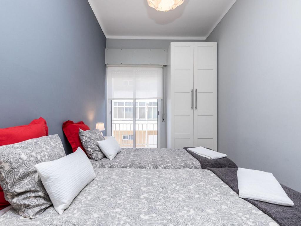 Un dormitorio con una cama grande y una ventana en Akisol Faro Sunny, en Faro