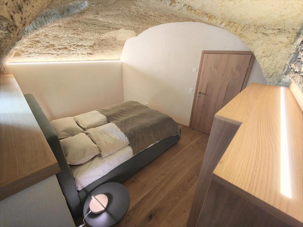 Postel nebo postele na pokoji v ubytování Rustico Mulino1 - Fully Renovated Near Locarno and Ascona