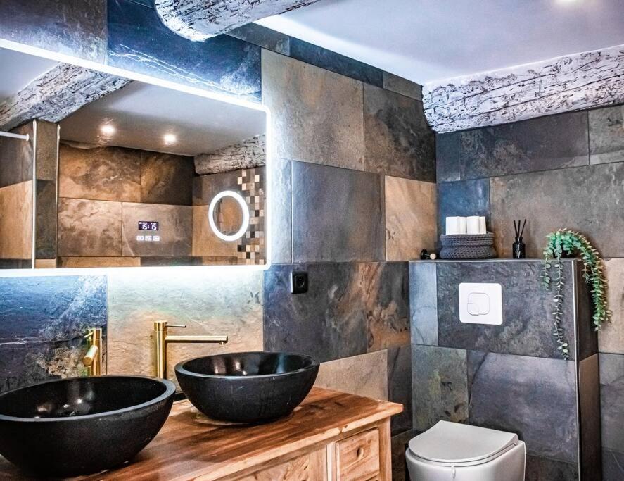 une salle de bain avec deux lavabos et un WC dans l'établissement Duplex, jacuzzi, terrasse sur les toits, à Nice