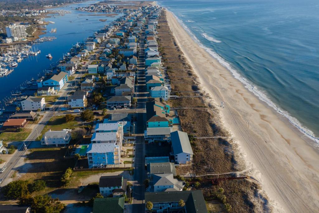 una vista aerea di una spiaggia con case di The Beach House a Carolina Beach