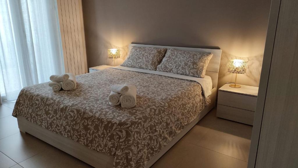 1 dormitorio con 1 cama con 2 toallas en Camera sul Mare en Messina