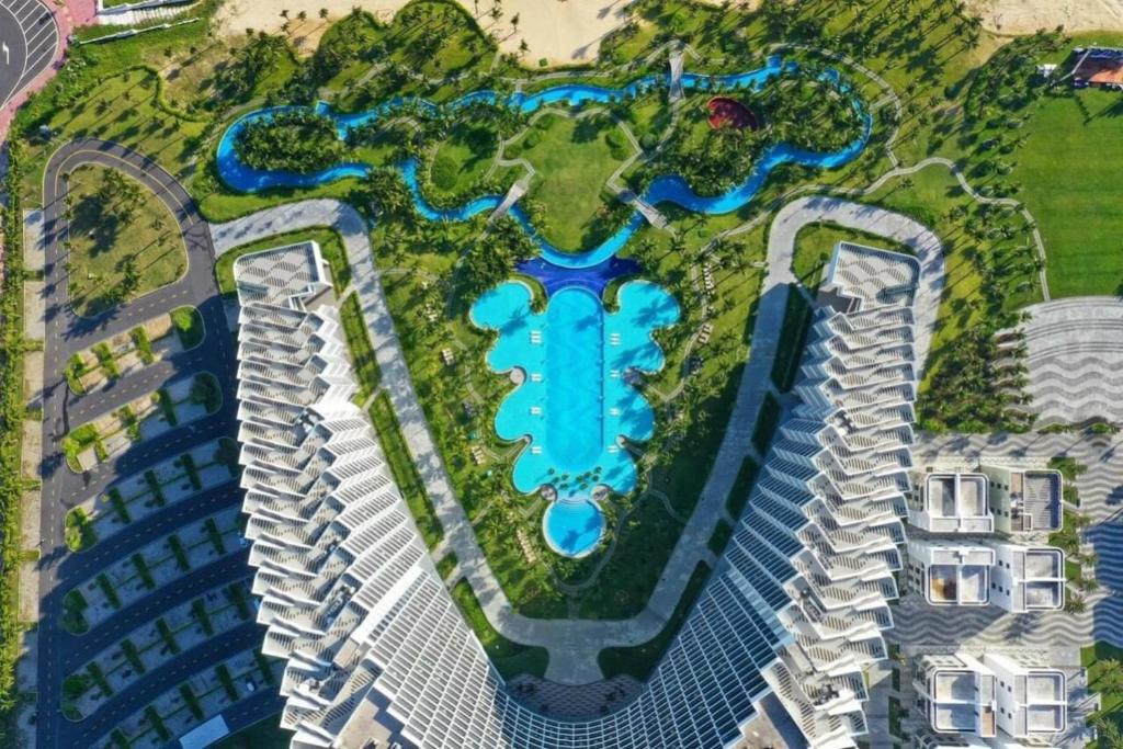 uma vista superior de uma piscina num resort em Sea view Arena apartment near Cam Ranh airport em Cam Ranh