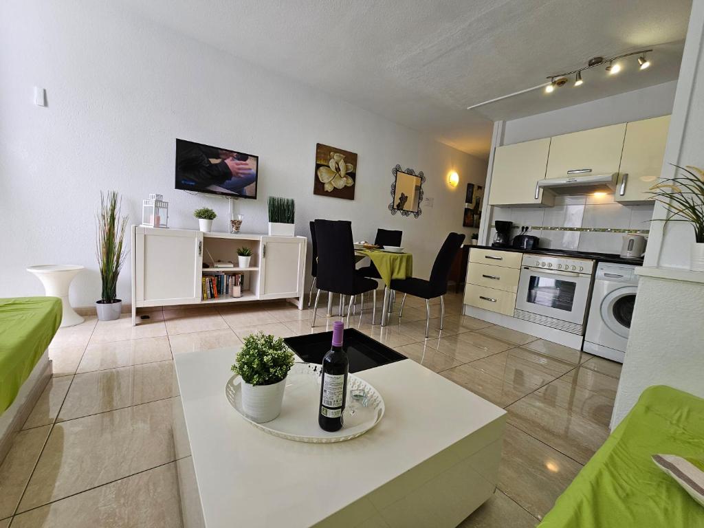 Kuchyň nebo kuchyňský kout v ubytování Casa Palmera 3 only 150 metres to the beach, heated pool, Wifi, SAT-TV, balcony