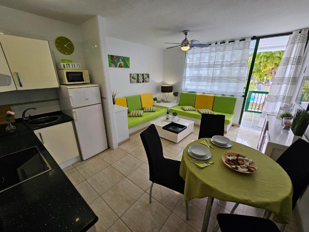 Kuchyň nebo kuchyňský kout v ubytování Casa Palmera 3 only 150 metres to the beach, heated pool, Wifi, SAT-TV, balcony