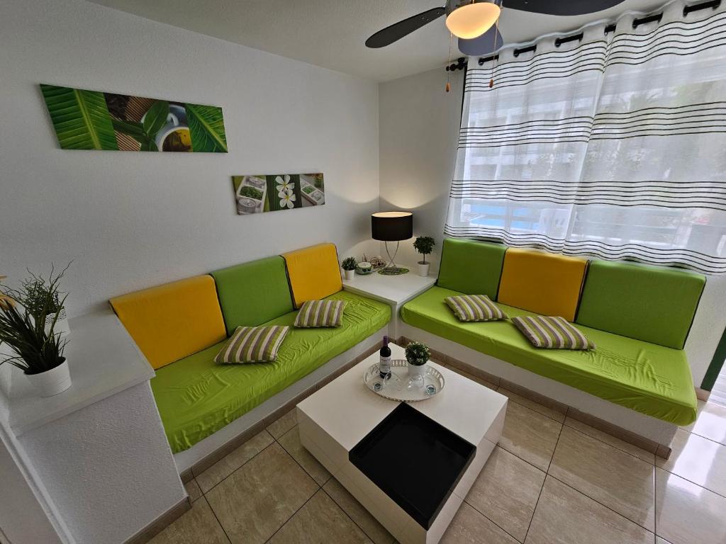 Posezení v ubytování Casa Palmera 3 only 150 metres to the beach, heated pool, Wifi, SAT-TV, balcony