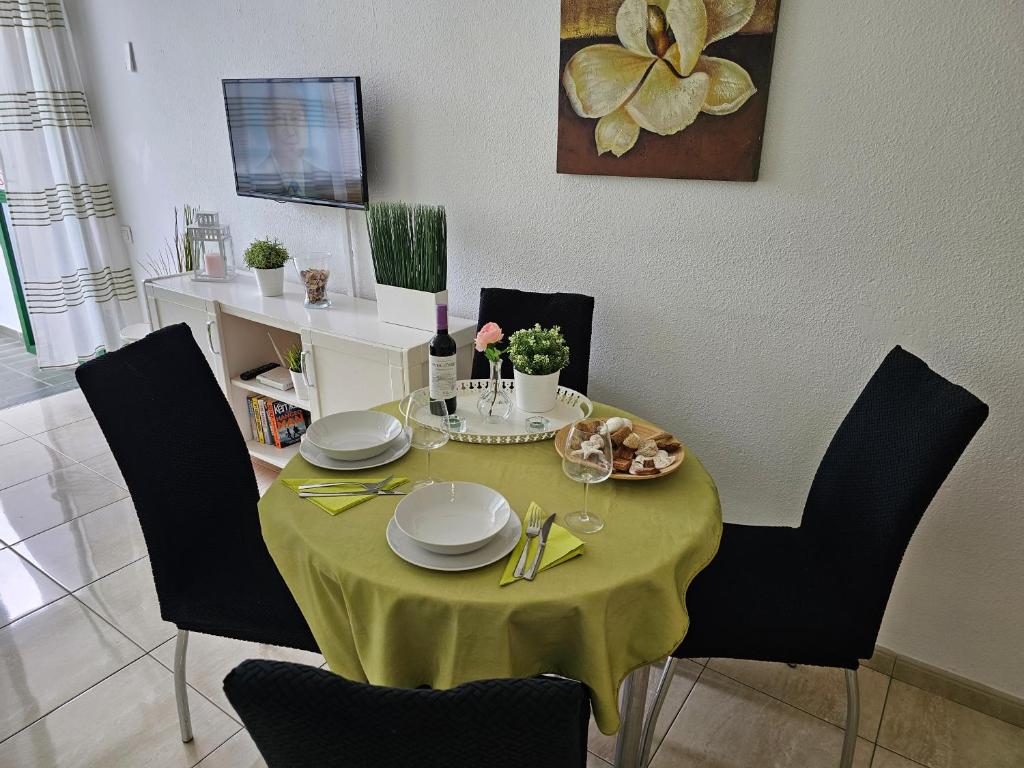Příslušenství pro přípravu čaje a kávy v ubytování Casa Palmera 3 only 150 metres to the beach, heated pool, Wifi, SAT-TV, balcony