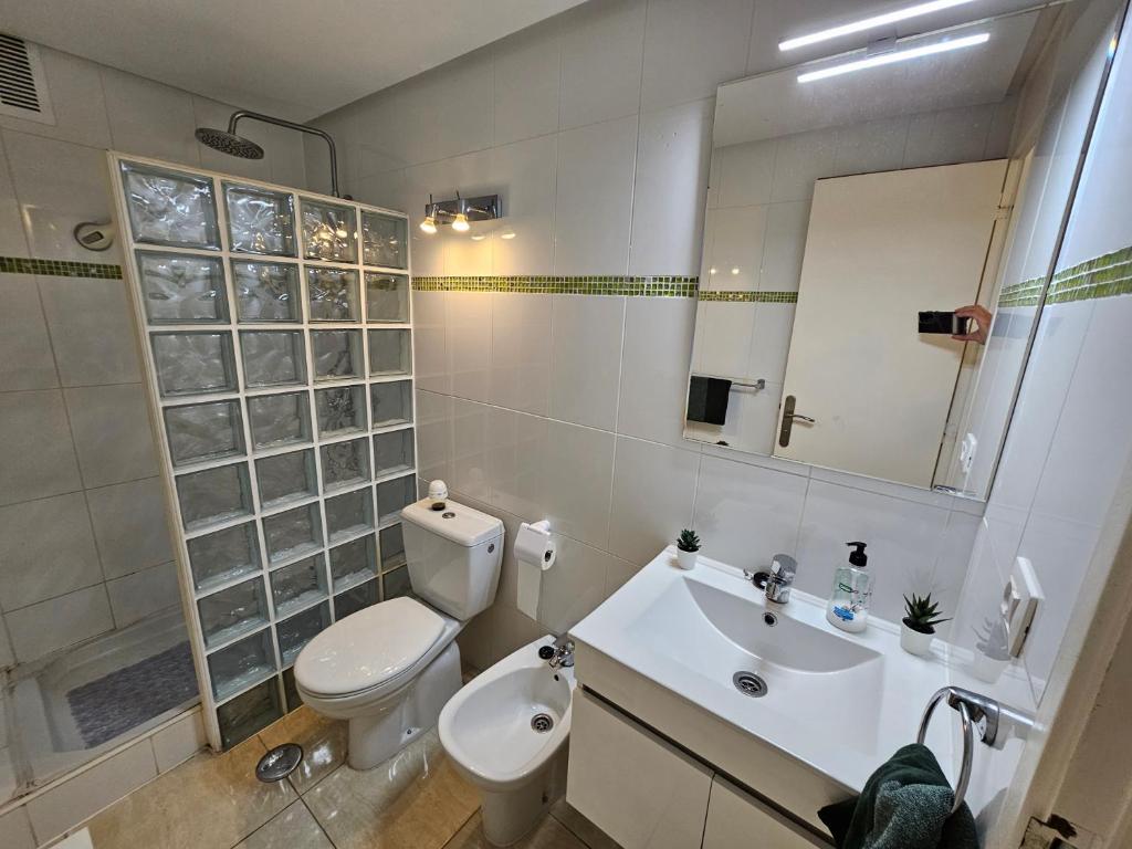 Koupelna v ubytování Casa Palmera 3 only 150 metres to the beach, heated pool, Wifi, SAT-TV, balcony