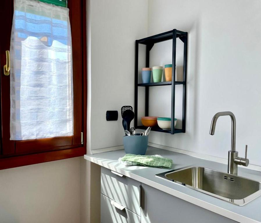 encimera de cocina con fregadero y ventana en Rome Open City Home en Roma