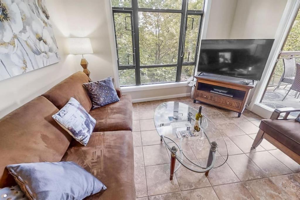 Apartment Two Bed Two Bath Corner Unit 432, Kelowna, Canada