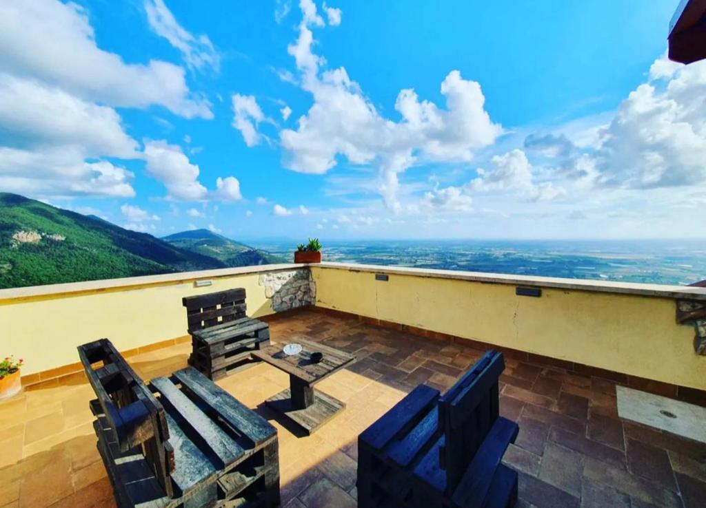 d'un balcon avec des chaises et une vue sur les montagnes. dans l'établissement La Rupe Bed and Breakfast, à Norma