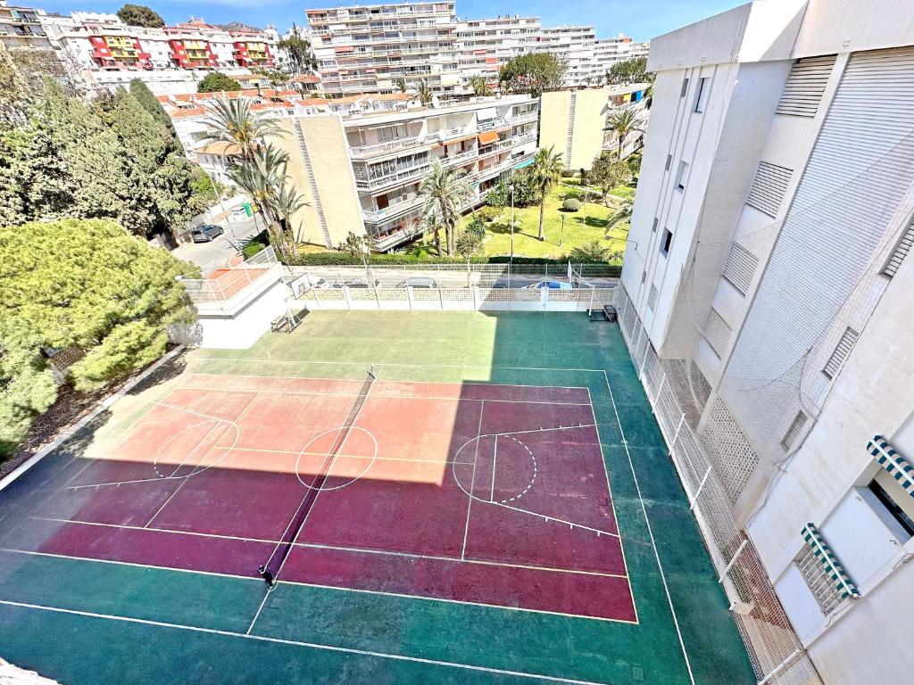 Tenis a/nebo squash v ubytování Apartamento Carihuela Beach Experience nebo okolí