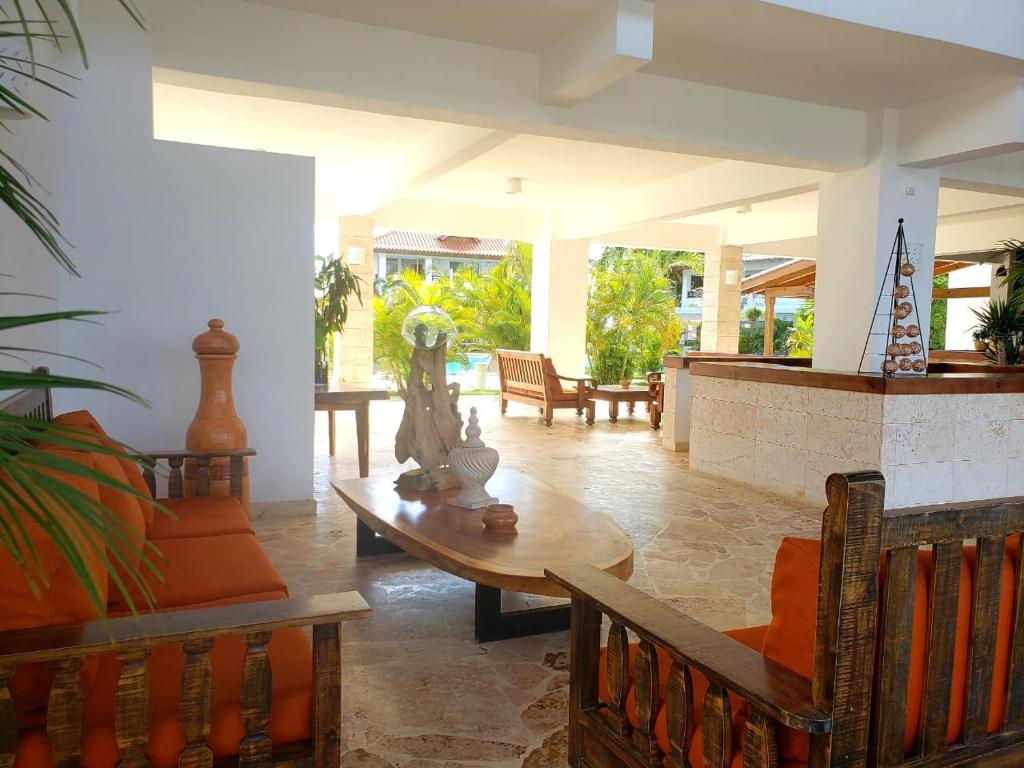 un soggiorno con un divano e un tavolo di Residencial Paraiso Bayahibe a Bayahibe