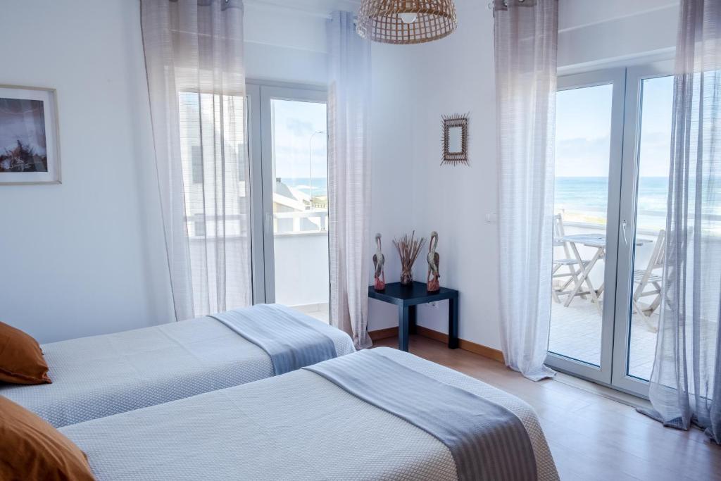 ペニシェにあるPKSC Surf Houseのベッドルーム1室(ベッド2台付)が備わり、海の景色を望めます。