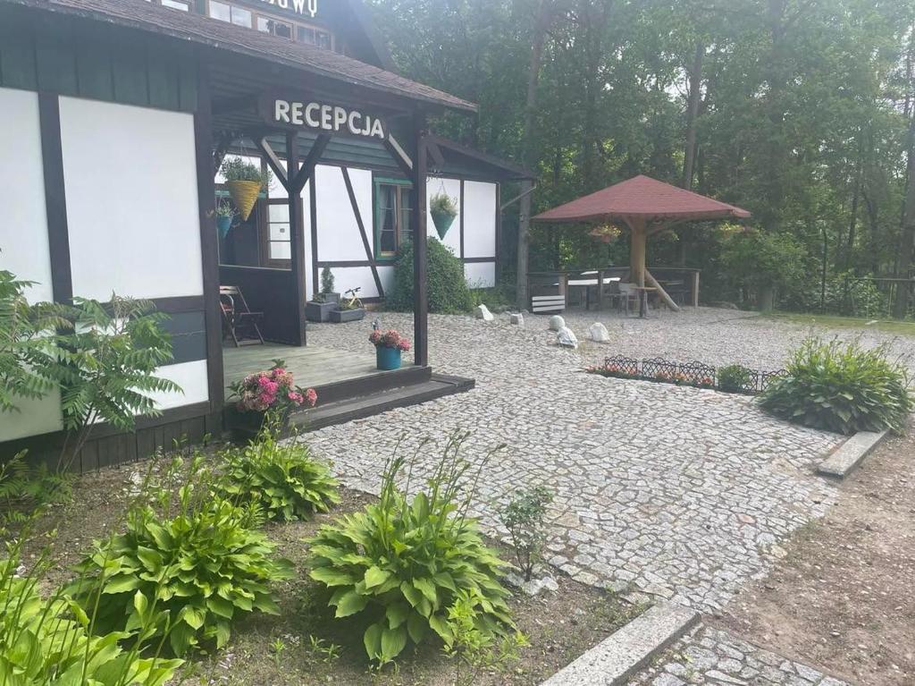 un edificio con un padiglione con uccelli seduti all'esterno di Cezar Dom Wczasowy a Ruciane-Nida